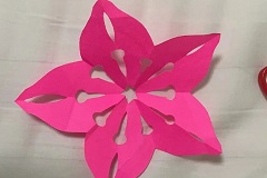 Foreign friends experience paper-cutting in Guangzhou