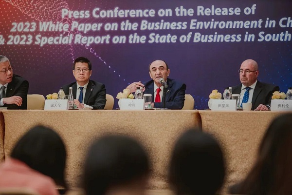 1677746502751035194.jpg The American Chamber of Commerce in South China held a press conference to release its annual.jpg