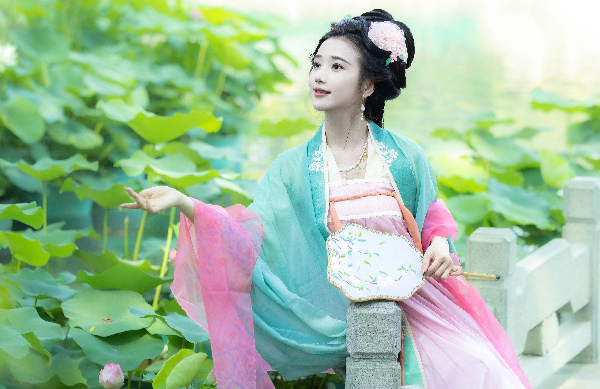 Embrace lotus carnival in Baomo Garden during May Day holiday