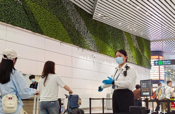 Guangzhou Baiyun International Airport sees cross-border spike amid China's May Day travel boom