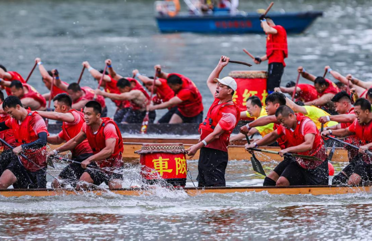 Global flock to Guangzhou waters in grand opening of dragon boat regatta