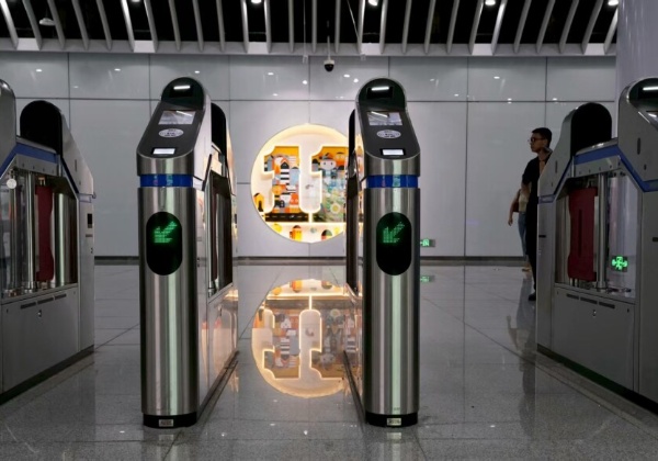 Guangzhou Metro tries out keeping turnstiles always open