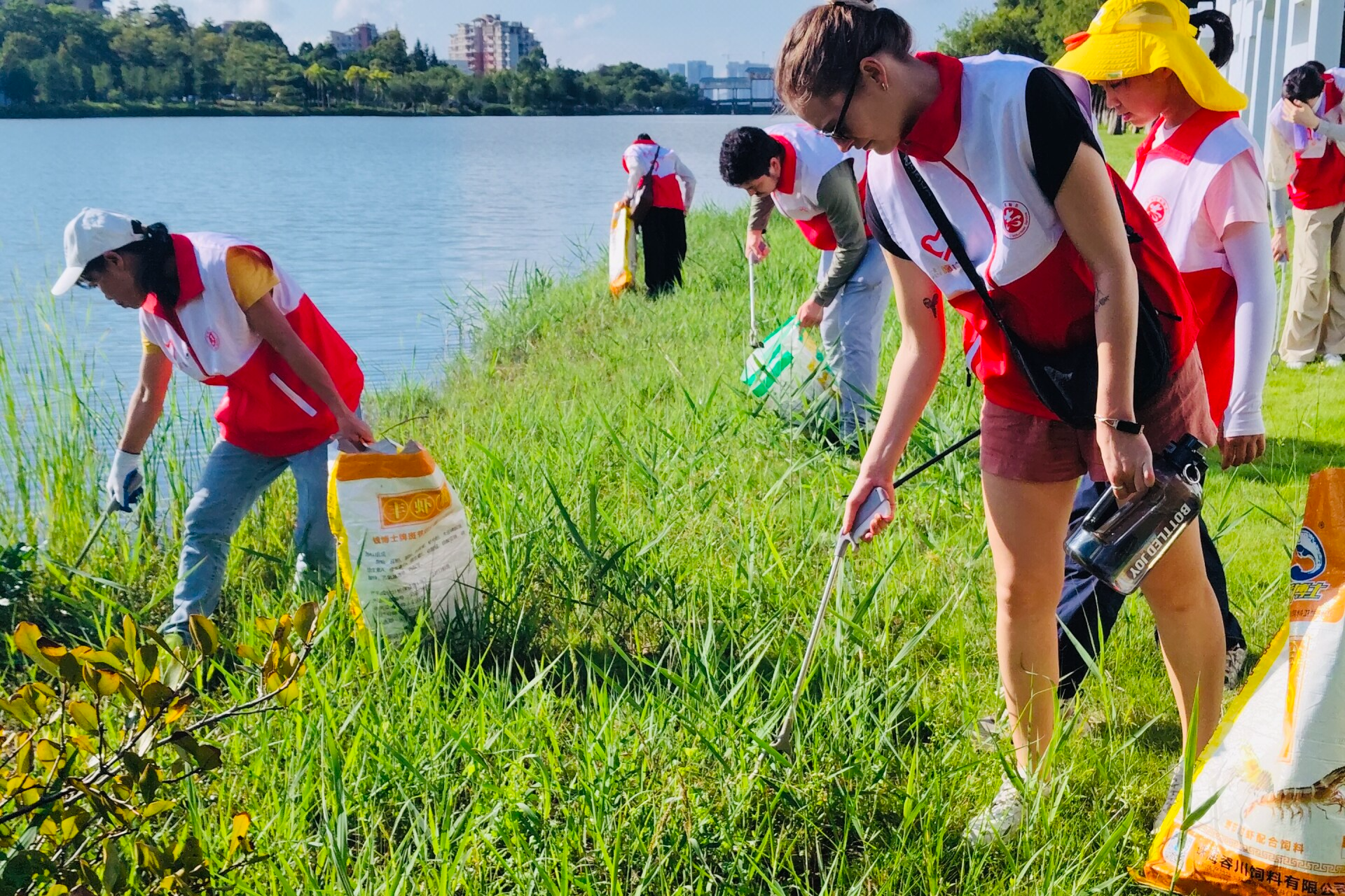 Int'l community volunteers brave typhoon aftermath for cleanup effort on World Cleanup Day in Guangzhou
