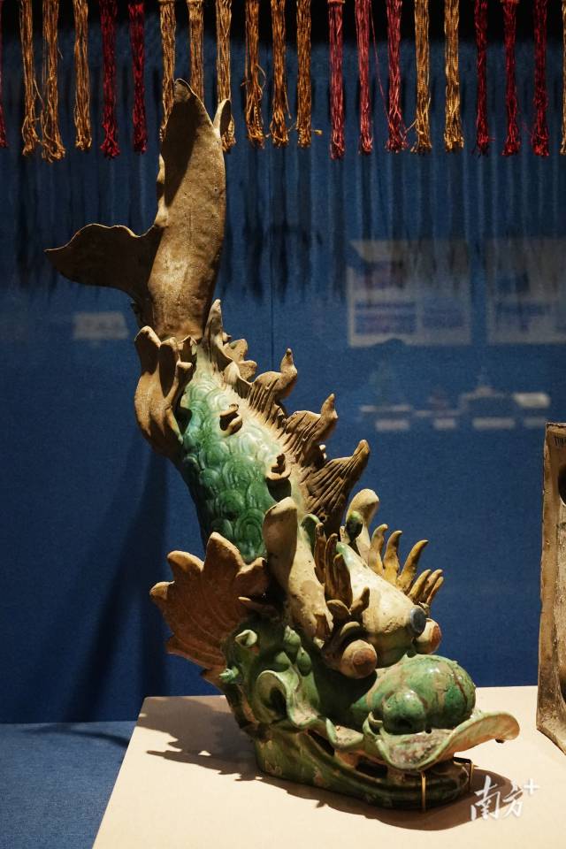 石湾窑花鸟瓜果少狮太狮瓦脊中的鳌鱼构件。