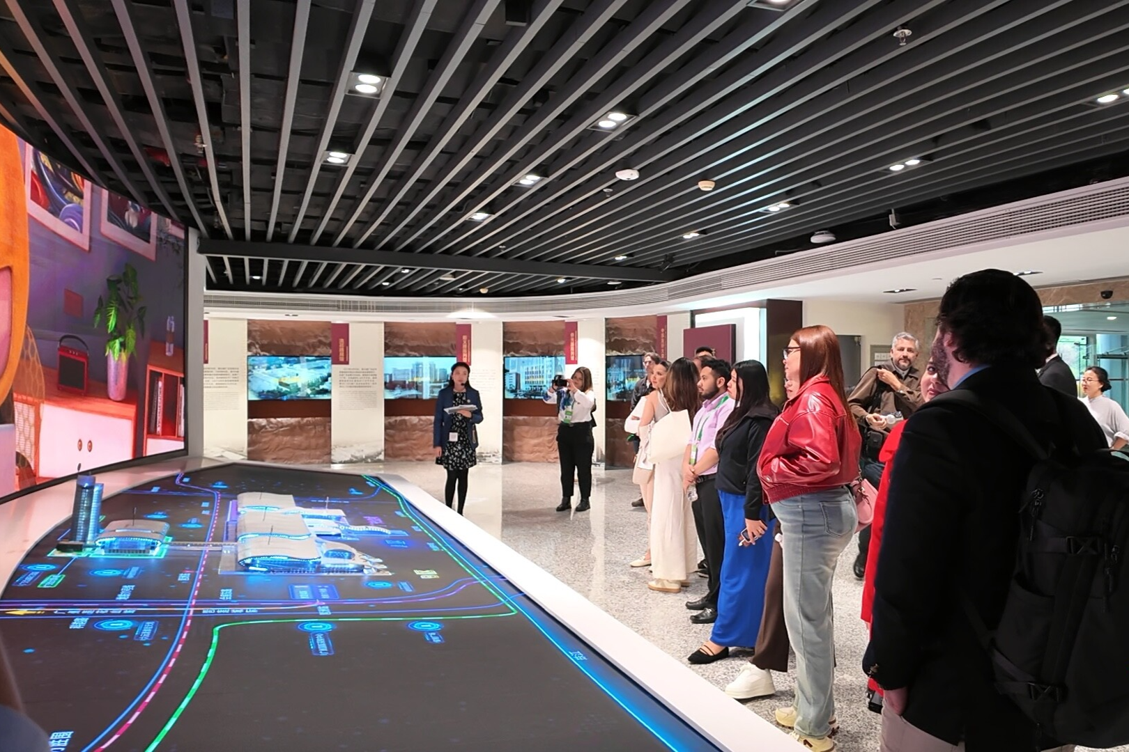 Latin American journalists marvel at Canton Fair Complex, express desire to bring humanoid robots home