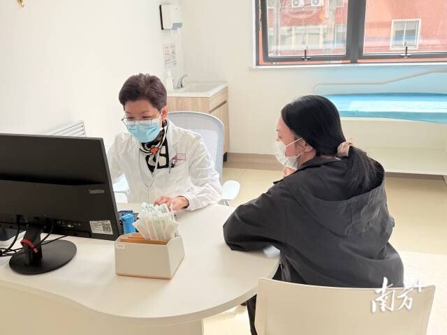 普通门诊“一次挂号管一次就医流程”就诊模式,已经在全市33家二级以上公立医院实施。图为江门市妇幼保健院诊室。