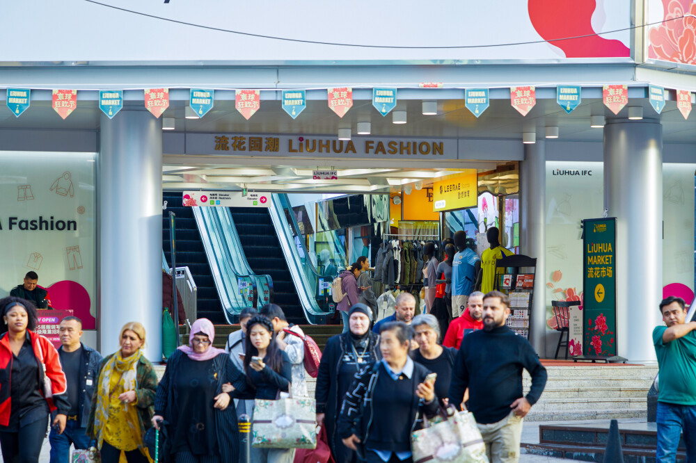 Foreign buyers at Guangzhou’s Liuhua Fashion Wholesale Market.
