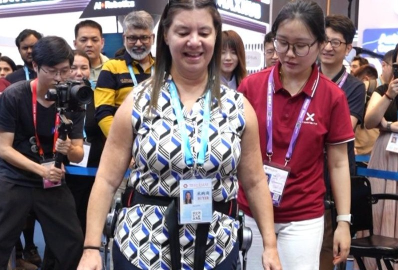 China's exoskeleton robot enables foreign visitor to walk again at Canton Fair