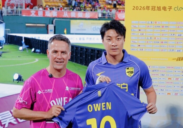 Football star Michael Owen wows fans in Guangzhou with Cantonese and lychees