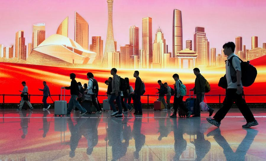 Major southern Chinese airport sees record cross-border passenger trips