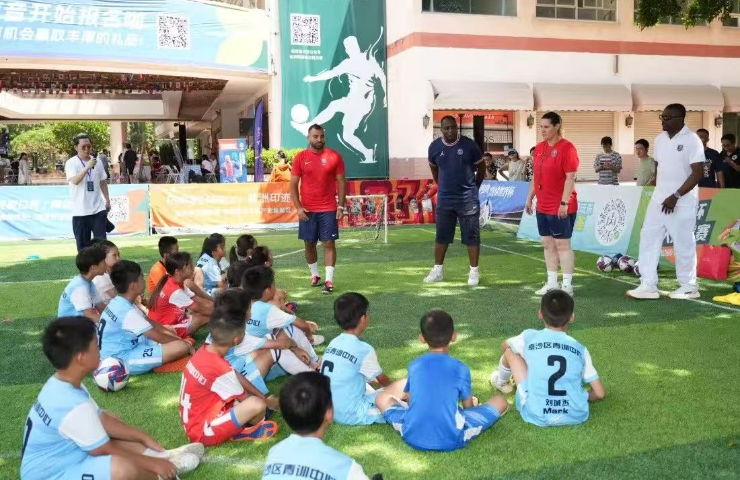 Bruno N'Gotty meets young footballers in Guangzhou's Nansha
