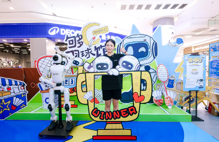 Take on robot at Guangzhou's first robot badminton court