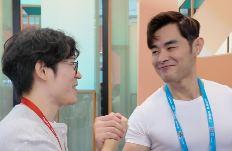 10M-follower Malaysian creator amazed by China's robots at Canton Fair
